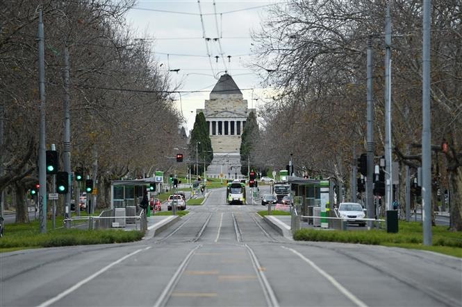 Một tuyến phố ở thành phố Melbourne, Australia vắng bóng người do dịch COVID-19 ngày 3/8/2020. Ảnh: THX/TTXVN