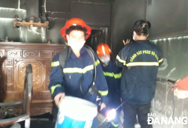 sau gần nửa giờ đồng hồ, lực lượng PCCC Công an quận Liên Chiểu đã khống chế được đám cháy tại căn nhà cấp 4