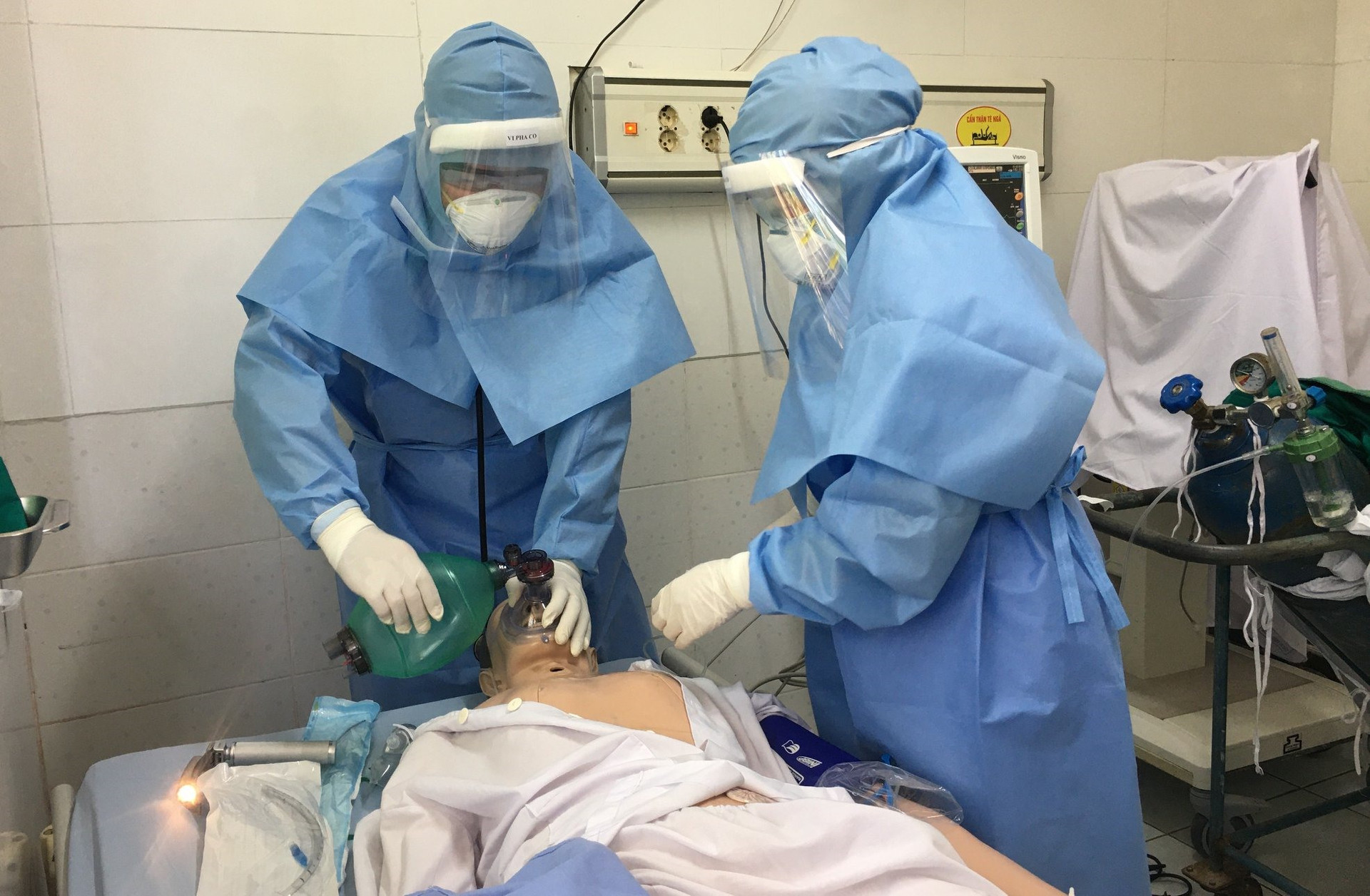 Đội ngũ y bác sĩ tại Bệnh viện Đa khoa Trung ương Quảng Nam tập huấn các kỹ thuật cho công tác điều trị bệnh nhân Covid-19. Ảnh: BV ĐKTW Quảng Nam