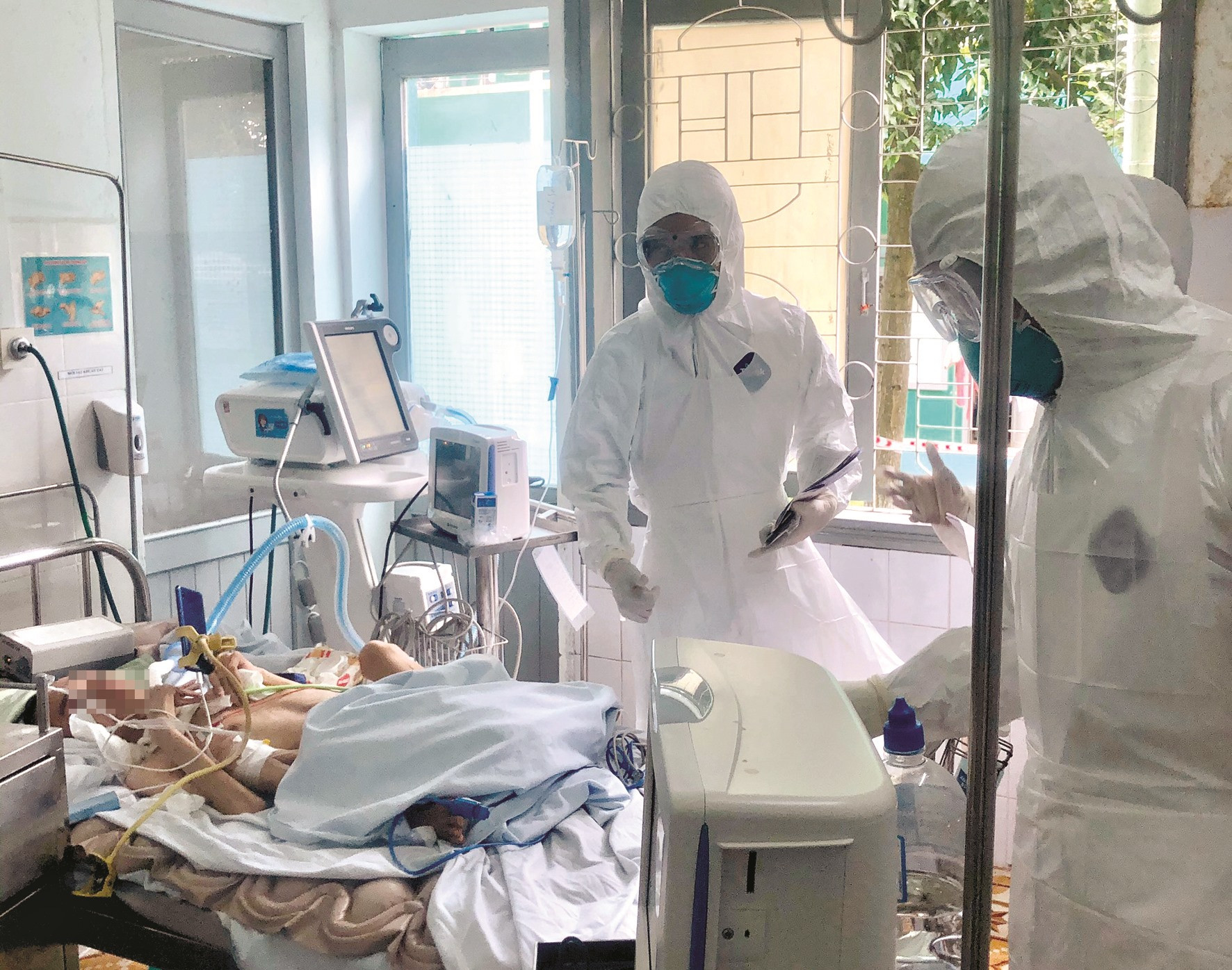 Các y bác sĩ của Bệnh viện Đa khoa miền núi phía Bắc Quảng Nam đang trực tiếp điều trị cho các ca bệnh nặng từ Bệnh viện Đà Nẵng chuyển về. Ảnh: TÔ MƯỜI
