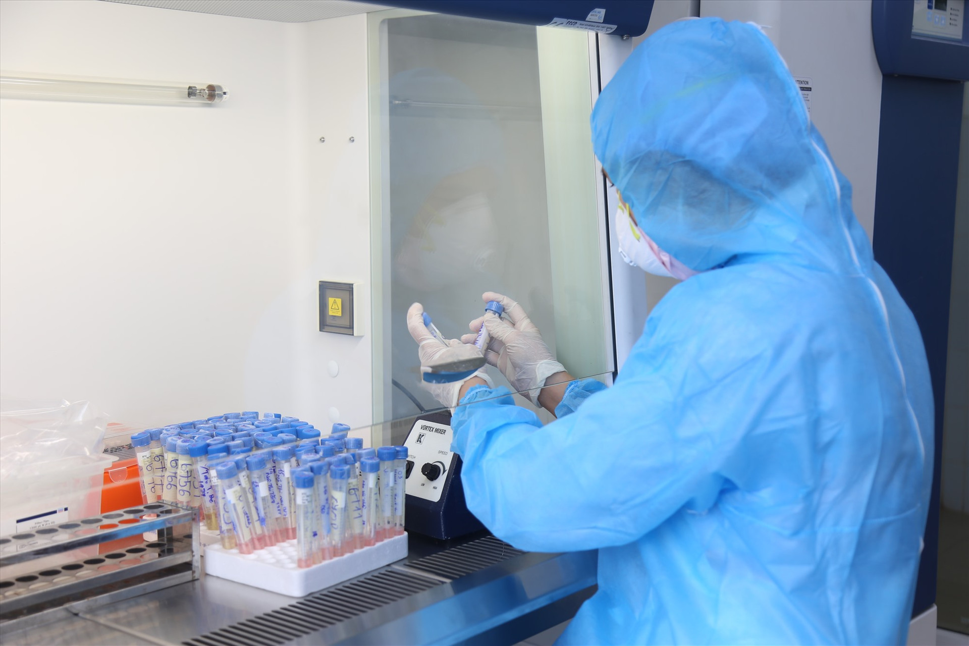 Xét nghiệm SARS-CoV-2 tại Trung tâm Kiểm soát bệnh tật Quảng Nam. Ảnh:  ÁNH MINH