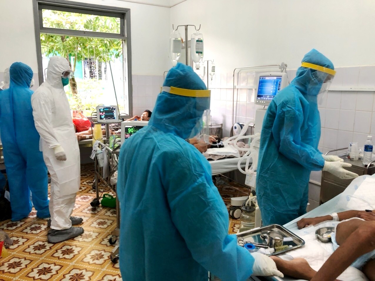 Tập trung cứu chữa các bệnh nhân nặng chuyển từ Bệnh viện Đà Nẵng về. Ảnh: CT