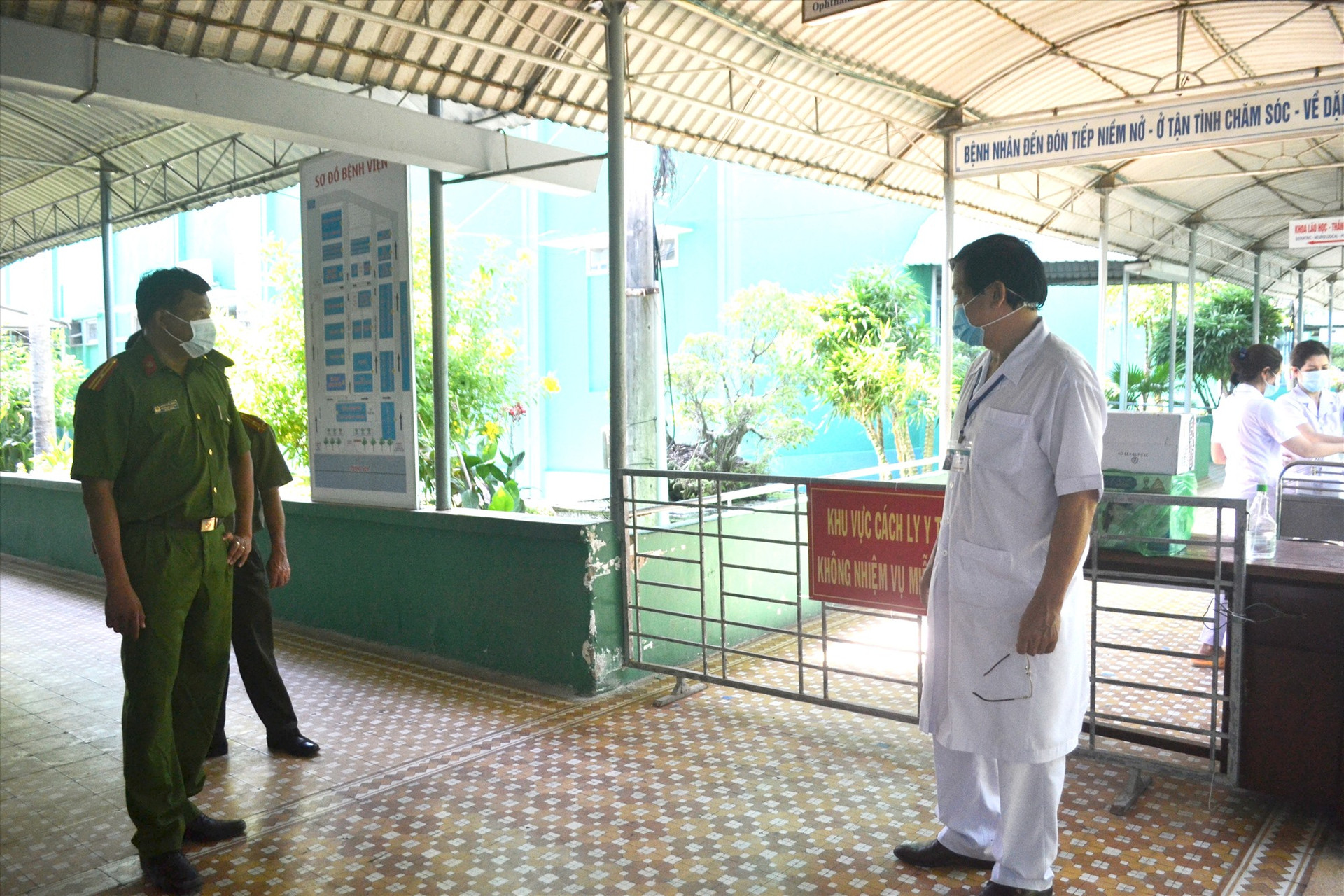 Công an huyện Đại Lộc hỗ trực lực lượng để đảm bảo an ninh cho khu cách ly điều trị tại bệnh viện. Ảnh: CT