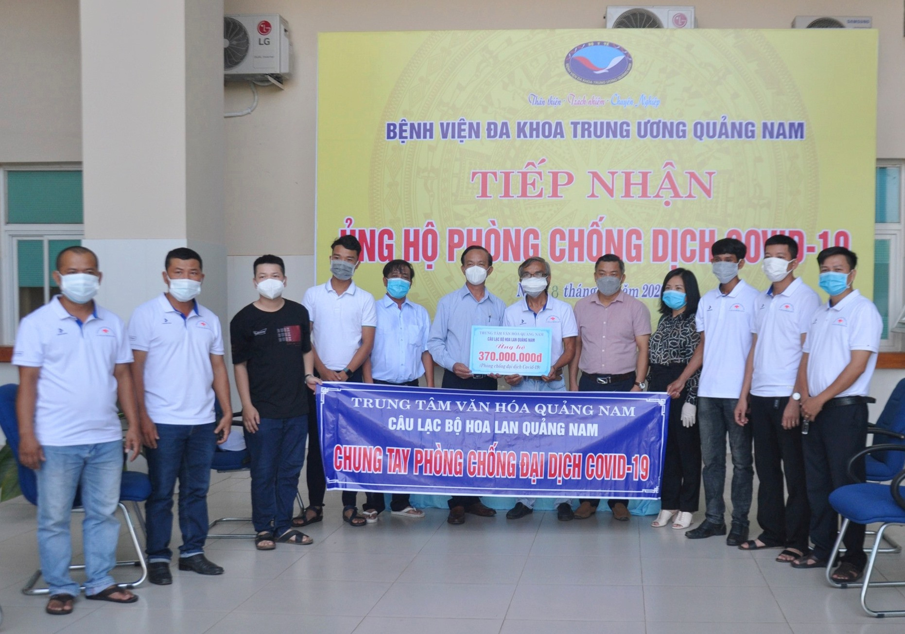 Câu lạc bộ Hoa lan Quảng Nam trao tiền ủng hộ tại Bệnh viện Đa khoa Trung ương Quảng Nam.