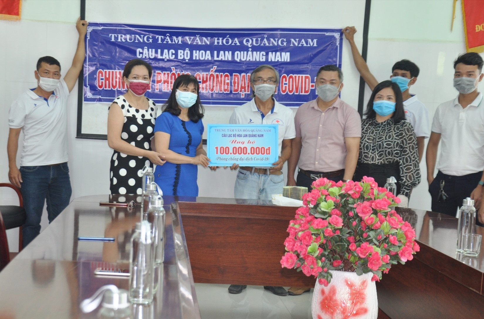 Câu lạc bộ Hoa lan Quảng Nam trao tiền ủng hộ tại Trung tâm Kiểm soát bệnh tật Quảng Nam.