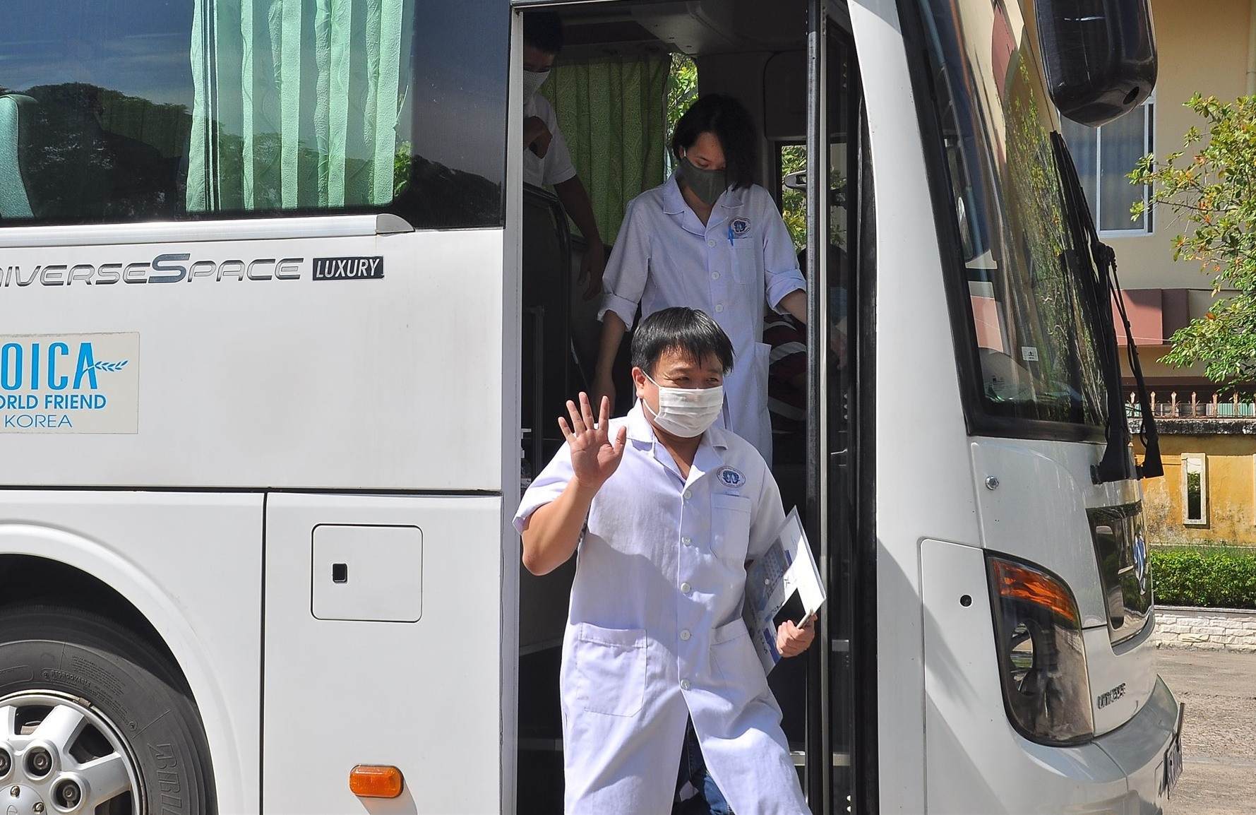 Đoàn y bác sĩ tình nguyện tỉnh Phú Thọ vui vẻ khi đặt chân đến Quảng Nam. Ảnh: VINH ANH