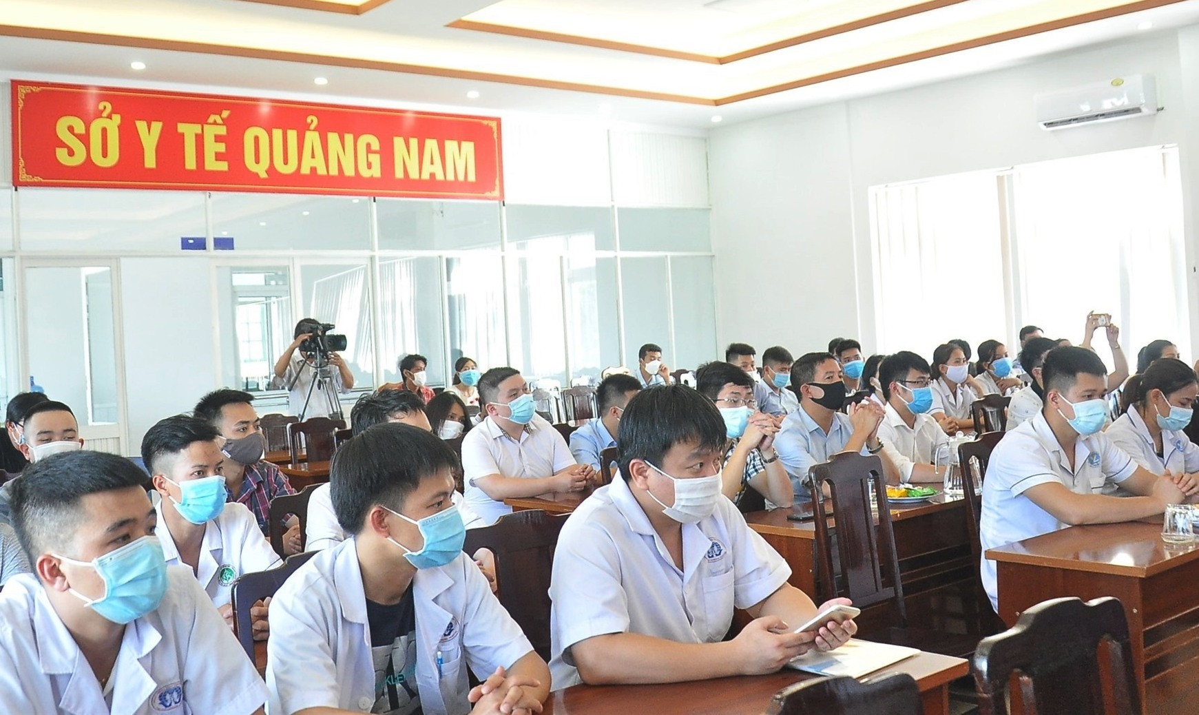 Từ hôm nay, 18 bác sĩ và 20 điều dưỡng của tỉnh Phú Thọ sẽ bắt tay hỗ trợ ngành Y tế Quảng Nam chống dịch. Ảnh: VINH ANH