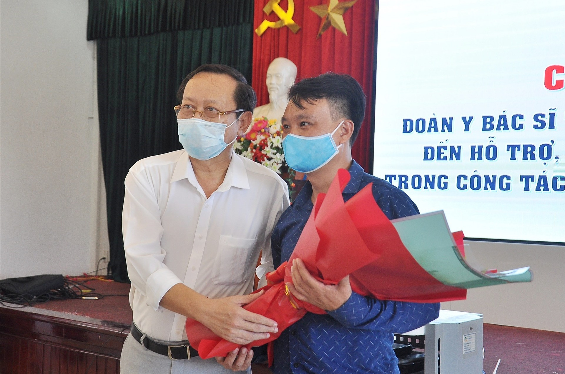 Ông Nguyễn Văn Hai - Giám đốc Sở Y tế tỉnh Quảng Nam tặng hoa chào mừng đoàn cán bộ y tế của tỉnh Phú Thọ. Ảnh: VINH ANH