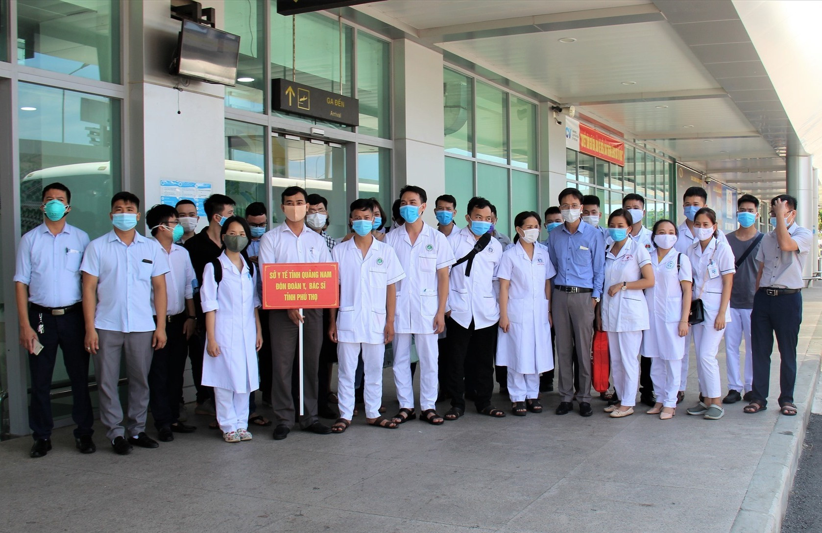 Đoàn y bác sĩ Phú Thọ tại sân bay Chu Lai trưa 8.8. Ảnh: THANH THẮNG