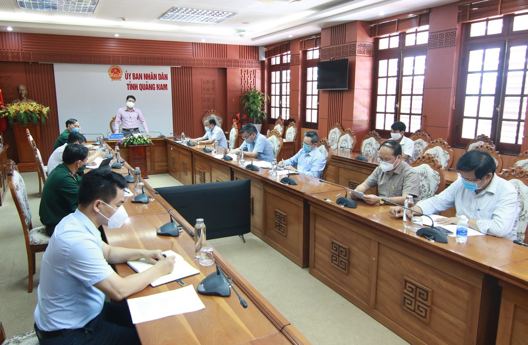 Phó Chủ tịch UBND tỉnh Trần Văn Tân yêu cầu tiểu ban điều trị phải sẵn sàng phương án cho mọi tình huống. Ảnh: T.C