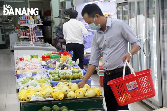 Khách hàng lựa chọn trái cây sạch tại cửa hàng trên đường Phan Đình Phùng, quận Hải Châu. Ảnh: ĐẮC MẠNH