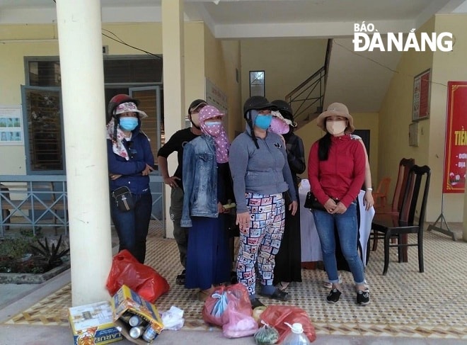 Nhóm người vi phạm được đưa về cơ quan Công an để xử lý. ảnh: P.C