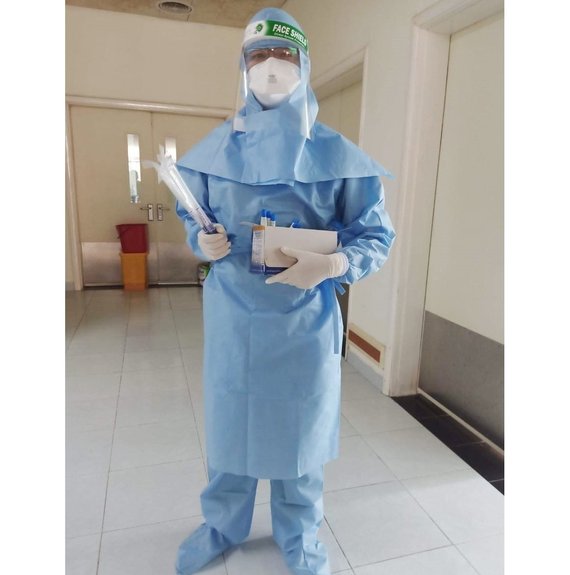Bác sĩ Nguyễn Hoàng Tùng vừa tham gia điều trị bệnh nhân dương tính Covid-19, vừa tham gia lấy mẫu xét nghiệm đối với các ca F1 tại bệnh viện.