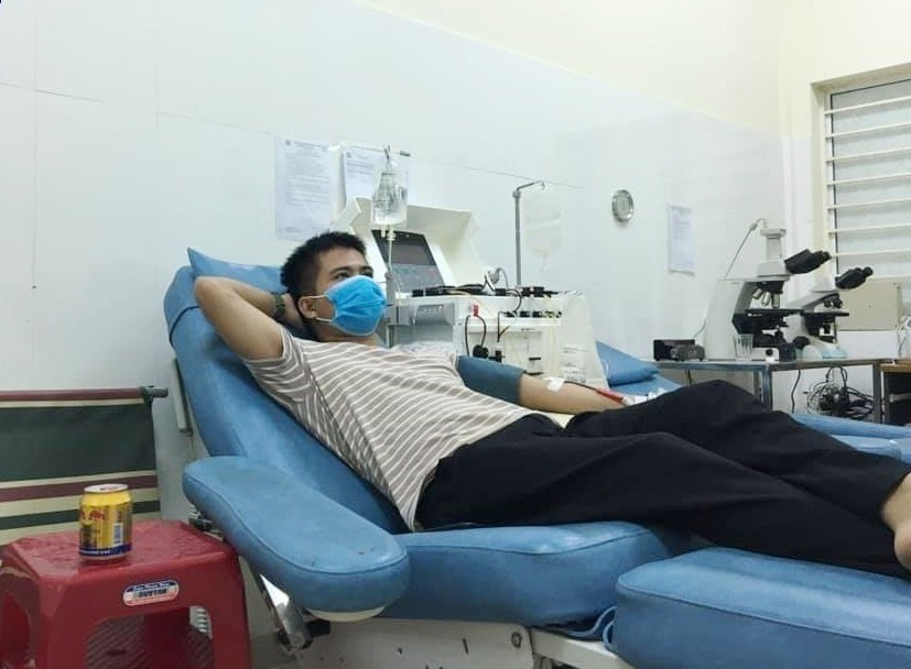 Tình nguyện viên Hoàng Kim Tùng hiến tiểu cầu máu B khuya 5.8 tại Bệnh viện Phụ sản - nhi Đà Nẵng, giúp em bé 4 tuổi nằm hồi sức cấp cứu. Ảnh: T.P.H