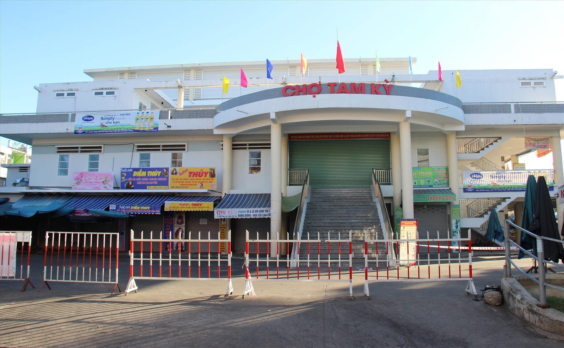 Một hành rào được dựng lên trước cổng ra vào chợ Tam Kỳ (khu vực đường Phan Đình Phùng). Ảnh: THANH THẮNG