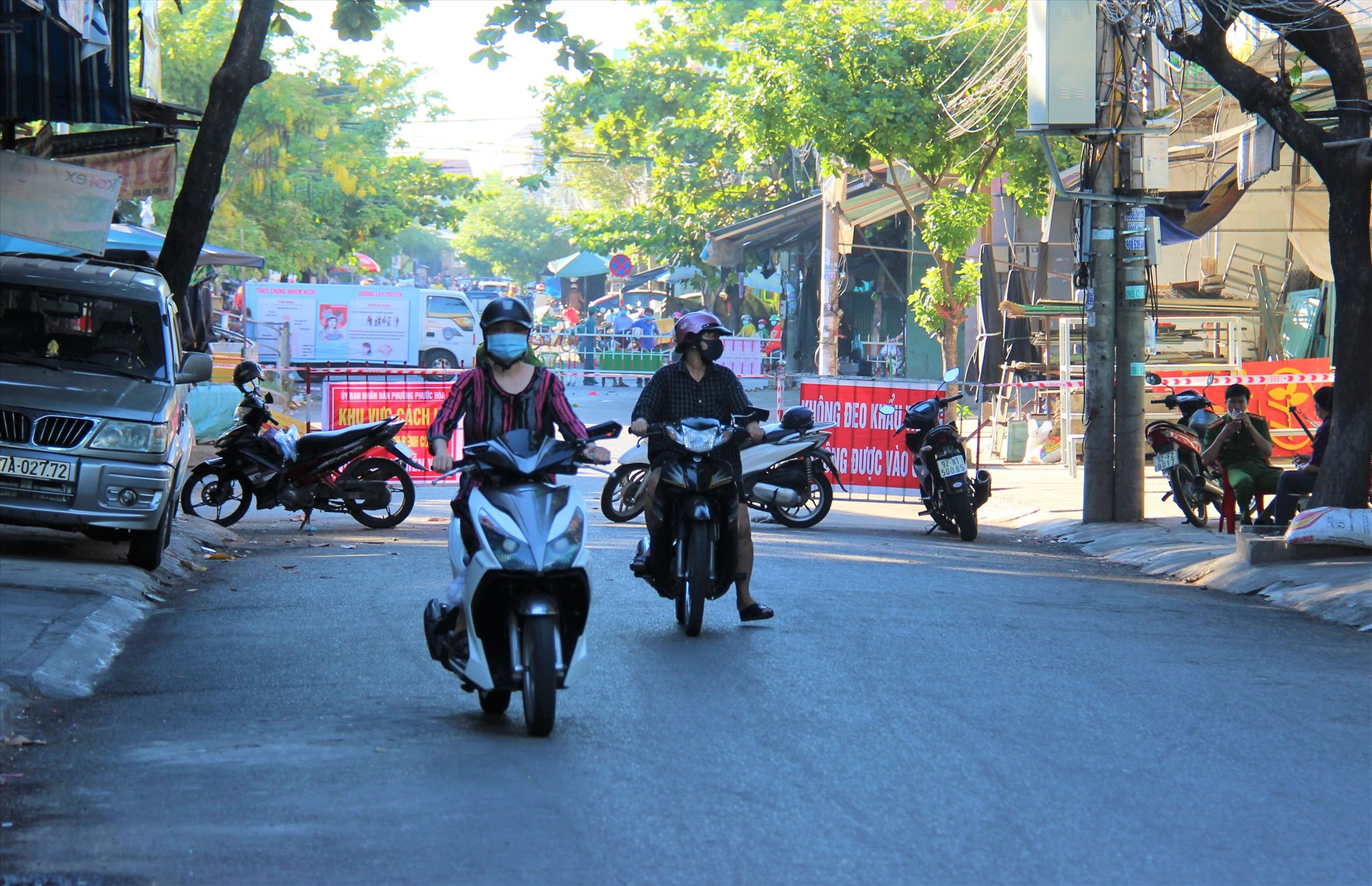Sáng ngày 8.9, rất nhiều phương tiện phải quay đầu xe khi đi qua tuyến đường Phan Đình Phùng (Tam Kỳ). Ảnh: THANH THẮNG