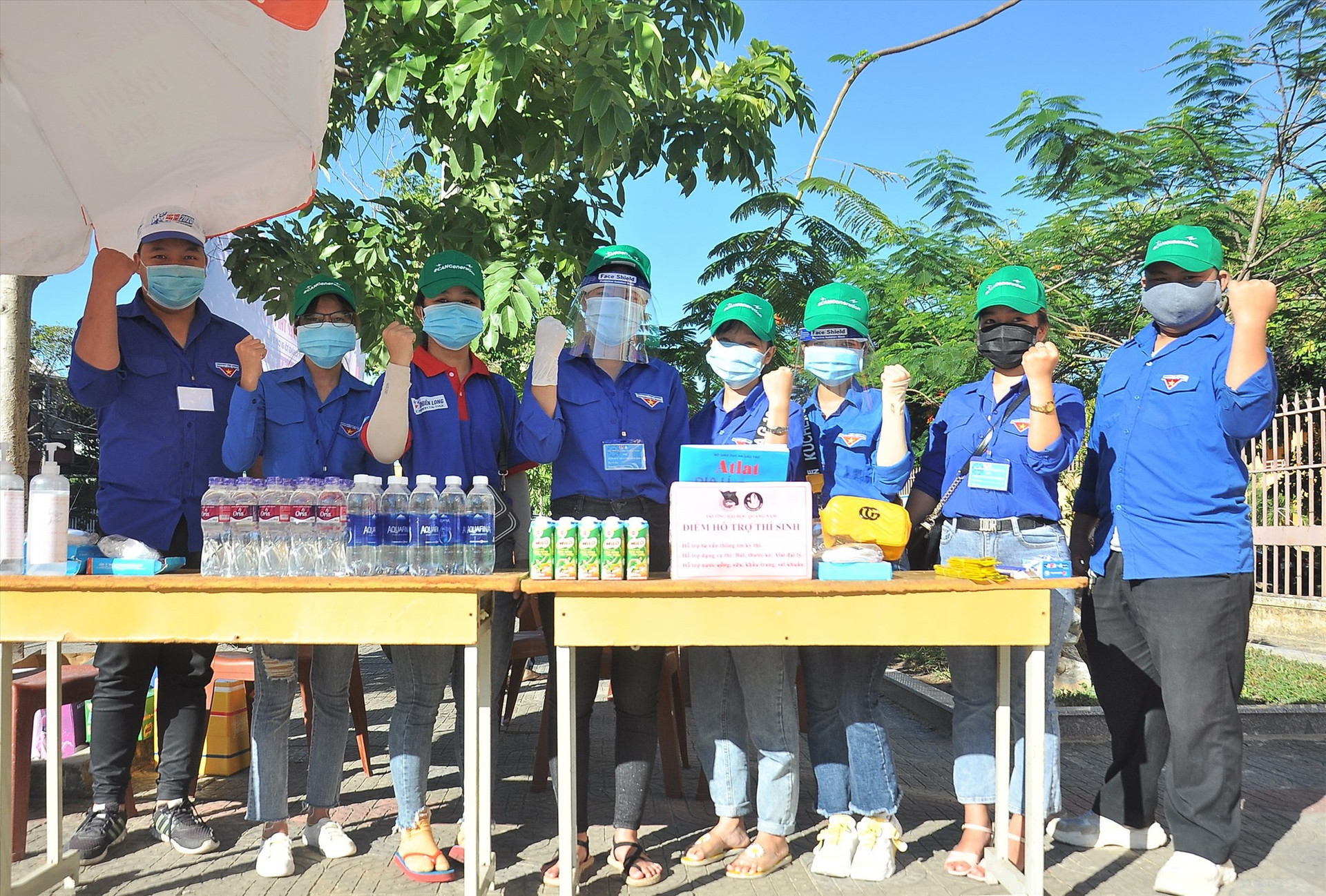 Sinh viên tình nguyện Trường Đại học Quảng Nam tiếp sức tại điểm thi Trường THPT Trần Cao Vân (TP.Tam Kỳ). Ảnh: VINH ANH