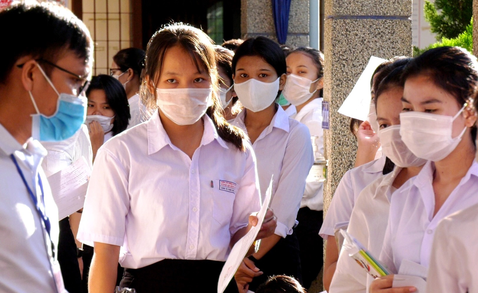 Các thí sinh tại điểm thi Trường Phổ thông Dân tộc nội trú THCS huyện Nam Giang chuẩn bị tâm lý trước giờ thi. Ảnh: V.K