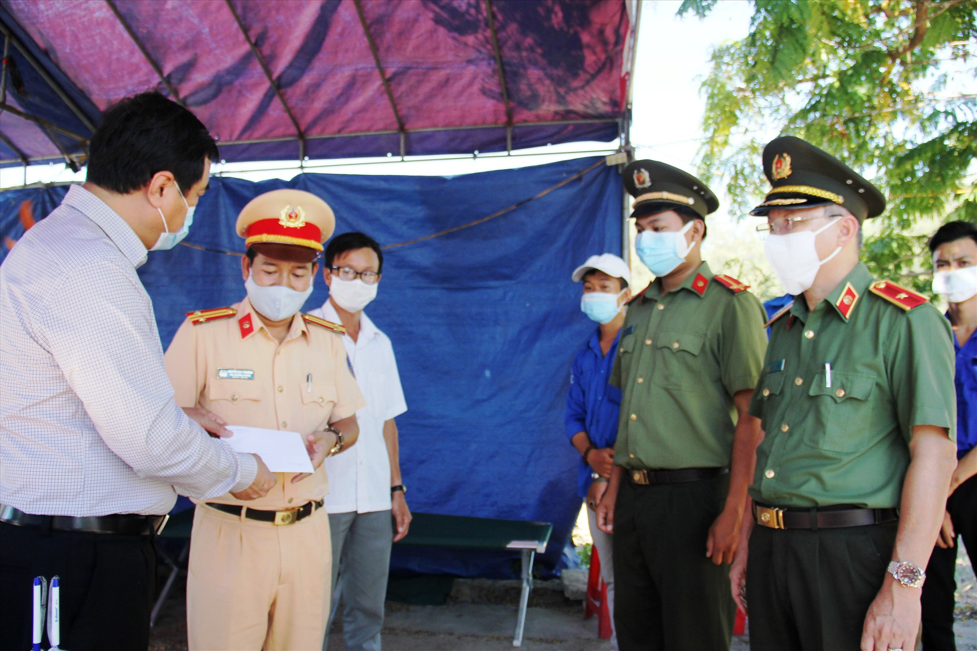 Đồng chí Phan Việt Cường trao quà động viên các chiến sĩ làm nhiệm vụ. Ảnh: A.N