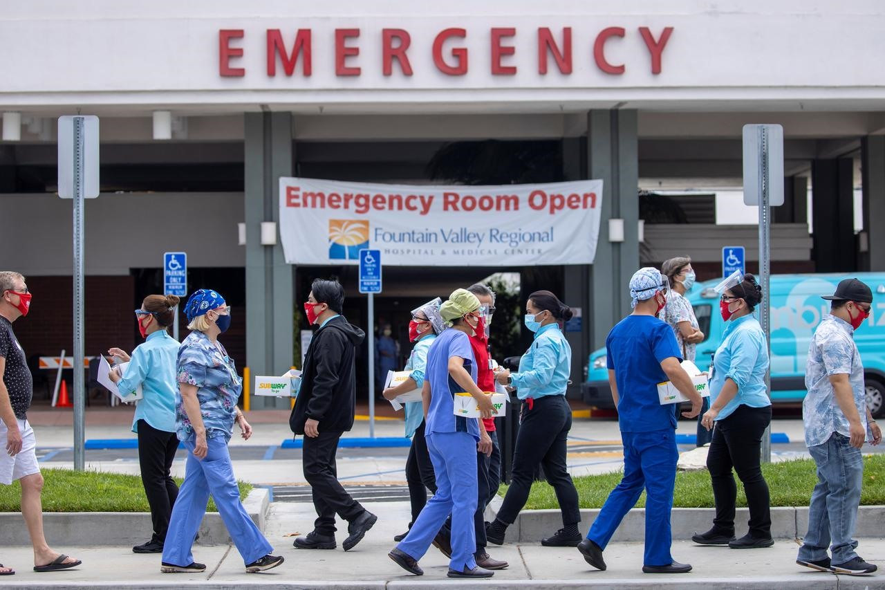 Nhân viên y tế tại một bệnh viện ở Mỹ mong muốn co môi trường làm việc an toàn hơn giữa đại dịch Covid-19. Ảnh: Reuters