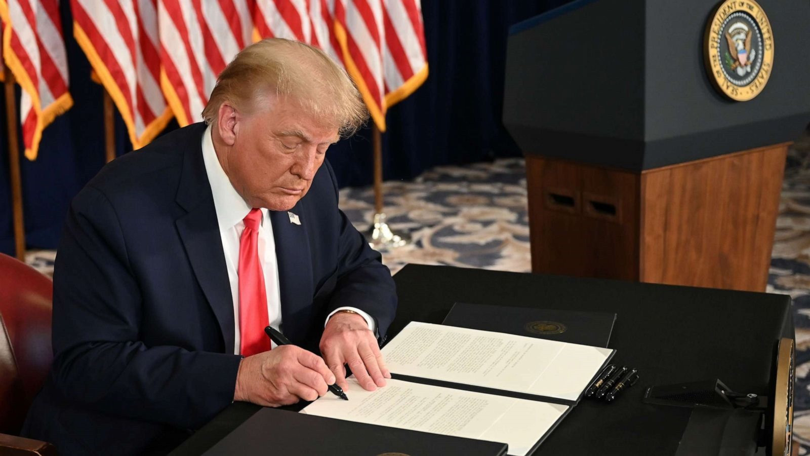 Ngày 8.8 (giờ Mỹ), Tổng thống Mỹ Trump ký sắc lệnh mới hỗ trợ những thiệt hại do Covid-19. Ảnh: AP