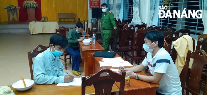 Lực lượng chức năng lấy lời khai của hai đối tượng Hoàng và Mậu (bên trái). Ảnh: N.Đ
