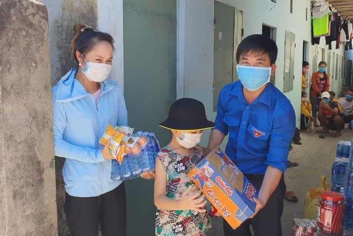 Phó Bí thư Tỉnh đoàn Lê Quang Quỳnh trao quà hỗ trợ một công nhân tại KCN Điện Nam - Điện Ngọc.