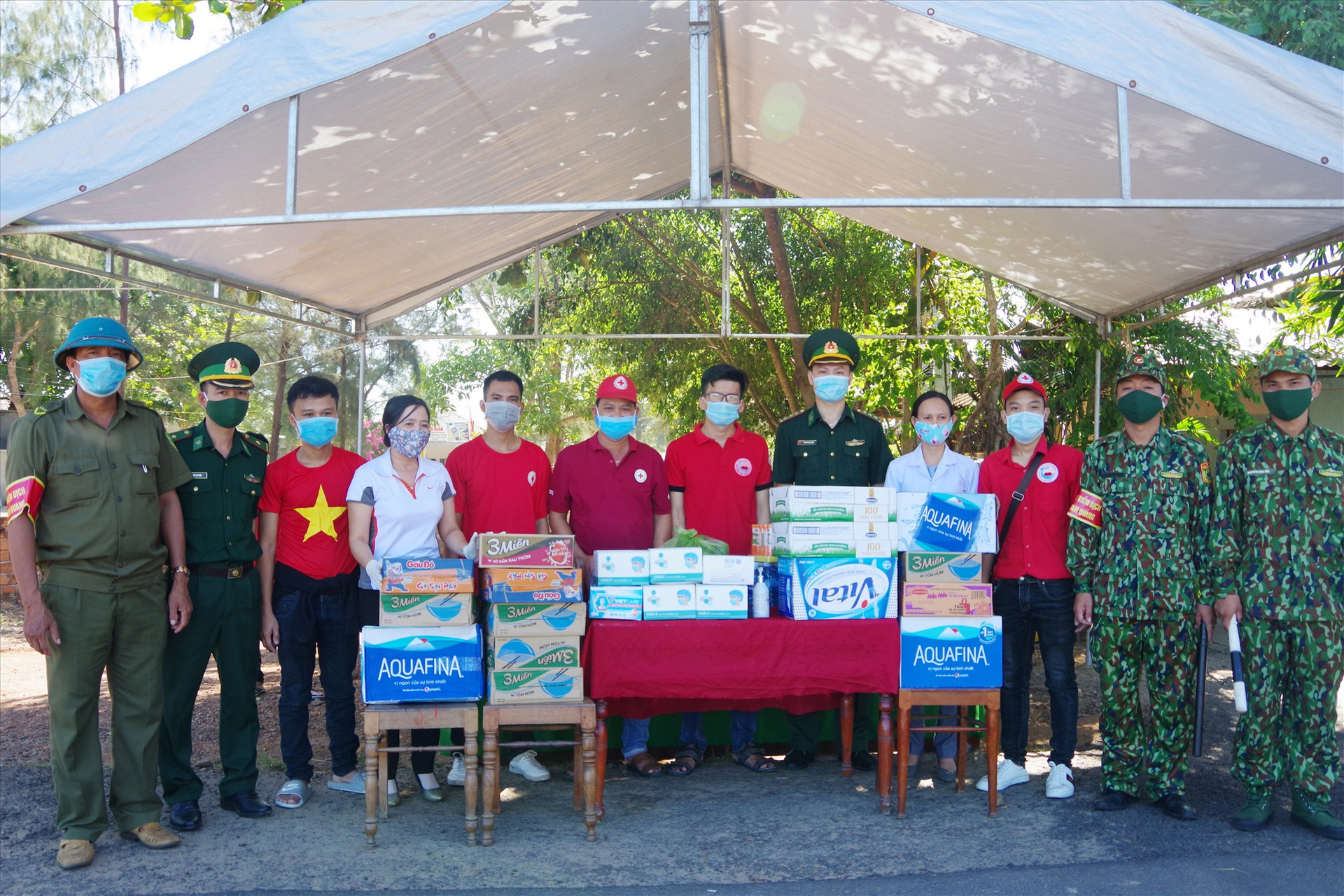 Tặng quà cho chốt kiểm dịch tại xã Tam Quang (nơi kiểm soát người và phương tiện từ Quảng Ngãi vào Quảng Nam)