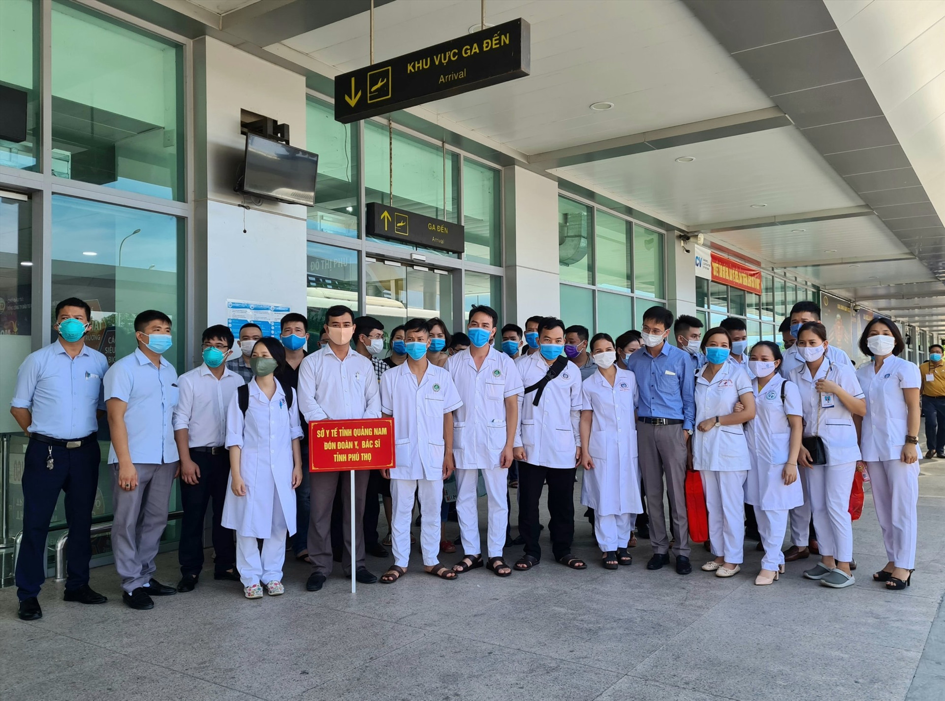 Đoàn y bác sĩ tình nguyện của tỉnh Phú Thọ chi viện cho tuyến đầu Quảng Nam. Ảnh: T.N
