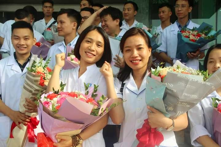 Y bác sĩ tình nguyện của Bệnh viện Đa khoa tỉnh Phú Thọ trong buổi chia tay đơn vị để vào Quảng Nam. Ảnh: N.V.C.C
