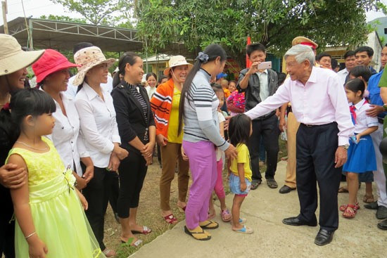Nguyên Tổng Bí thư Lê Khả Phiêu trong chuyến về thăm làng Phương Trung tháng 3.2016. Ảnh: HOÀNG LIÊN