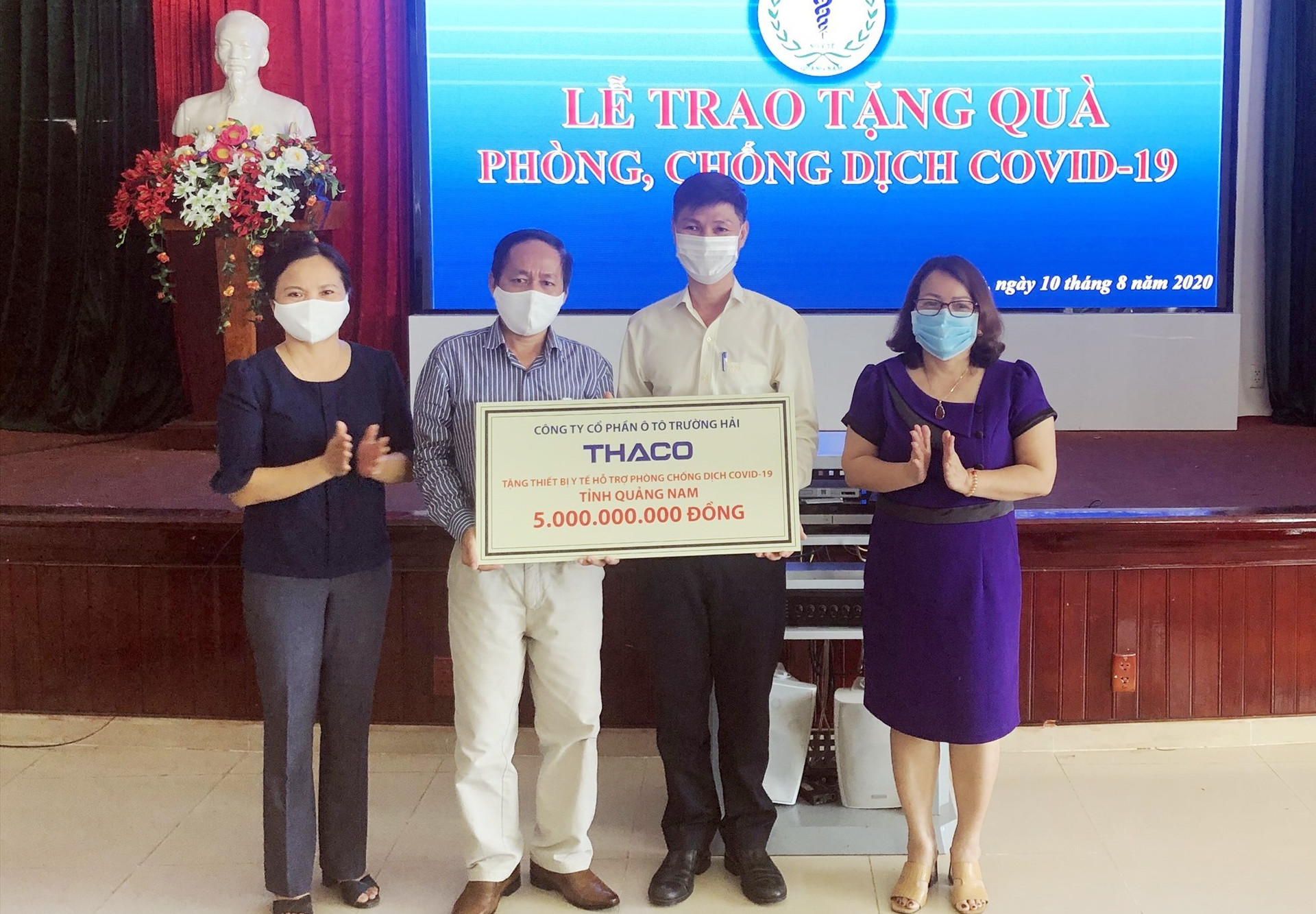 Đại diện THACO trao 5 tỷ đồng góp phần vào công tác phòng chống dịch Covid-19 của Quảng Nam.