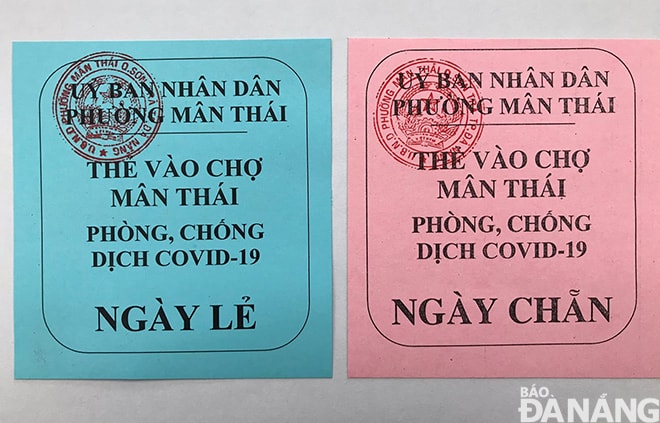 Hiện nhiều địa phương đã chuẩn bị hai loại thẻ (như trong hình) để tiến hành phát cho người dân trong ngày hôm nay. Ảnh: KHÁNH HÒA