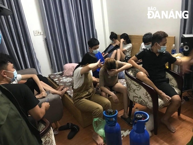 Các đối tượng tụ tập ăn nhậu, sử dụng bóng cười bị Công an phường Mân Thái phát hiện rạng sáng 11-8. Ảnh: P.C