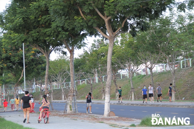 Người dân ra đường ngày một đông ngoài mục đích làm việc, mua lương thực, thuốc men… Ảnh chụp tại chân cầu Trần Thị Lý (phía đường Trần Hưng Đạo) chiều 10-8. Ảnh: H.H