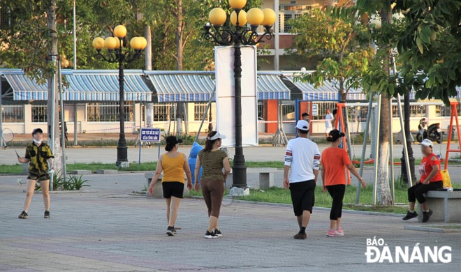 Người dân tập trung tại khu vực công viên trước Trung tâm Hành chính quận Liên Chiểu bất chấp lệnh cấm. Ảnh chụp sáng 11-8. Ảnh: H.H