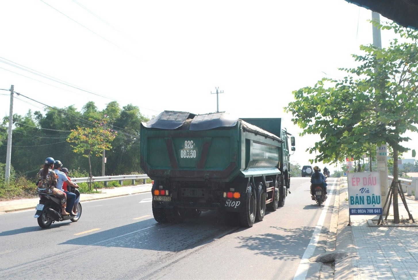 Tạm thời dừng lưu thông xe chở cát từ Đại Lộc xuống Điện Bàn. Ảnh: CT
