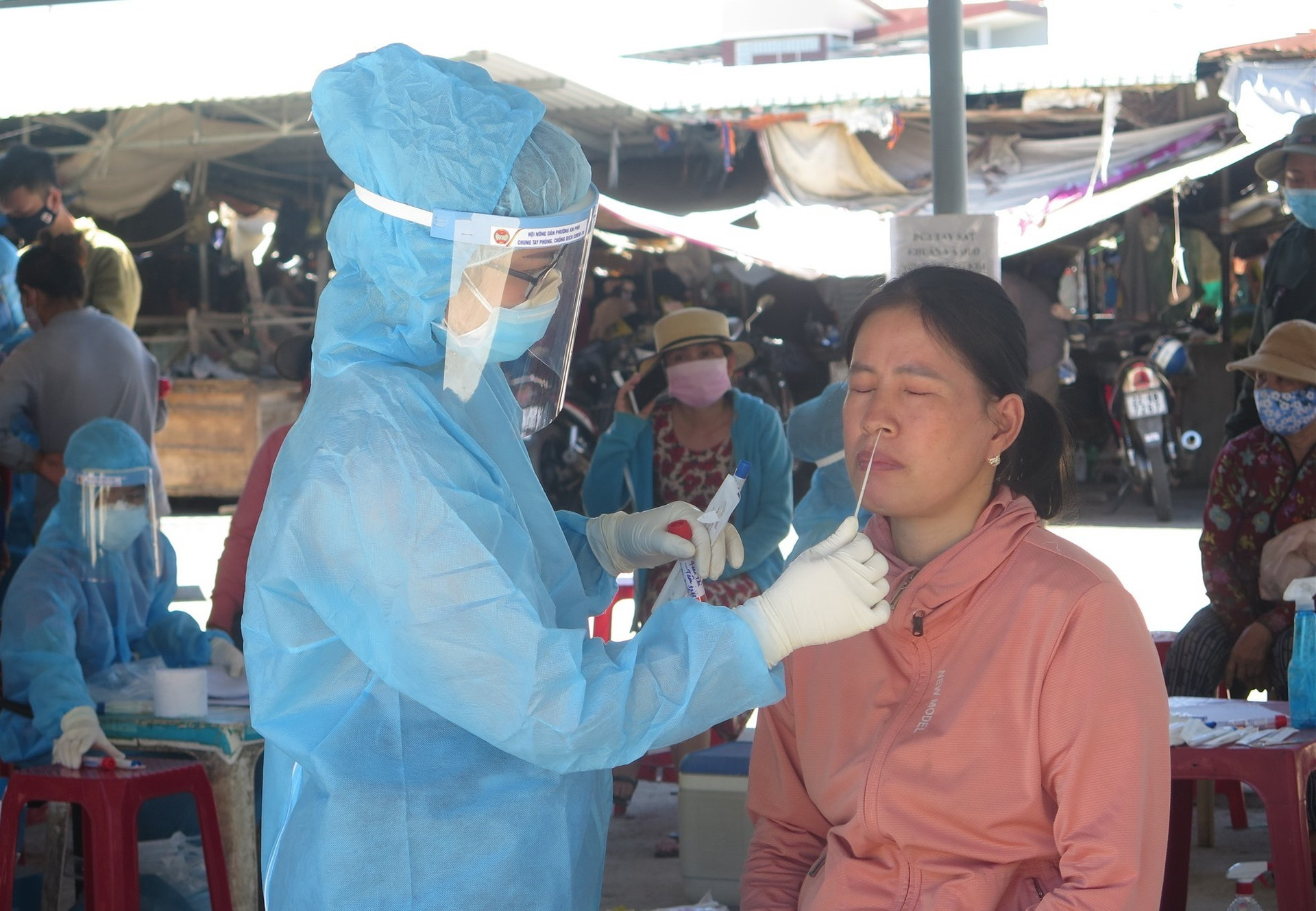 P. Tam Kỳ thực hiện lấy mẫu cho tiểu thương tại khu vực chợ Vườn Lài. Ảnh: X.H