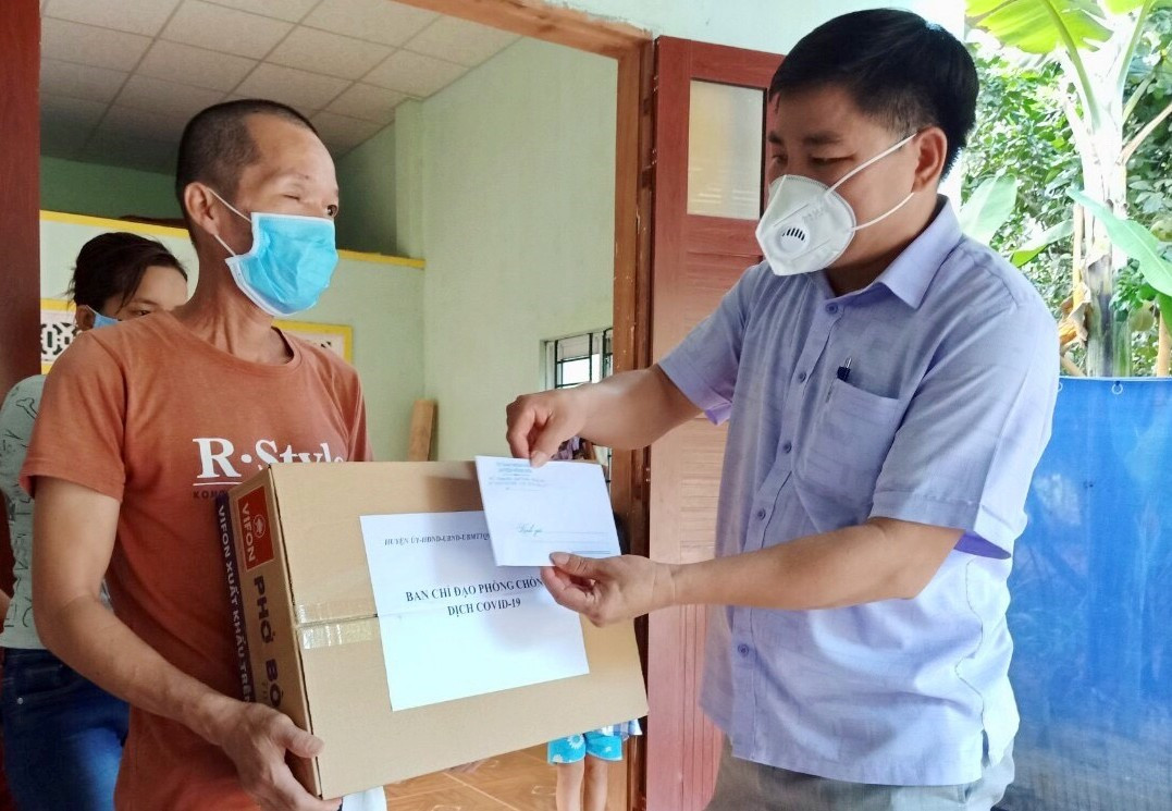 : Ông Nguyễn Văn Hòa - Chủ tịch UBND huyện Nông Sơn tặng quà cho các gia đình đặc biệt khó khăn do ảnh hưởng của dịch bệnh.