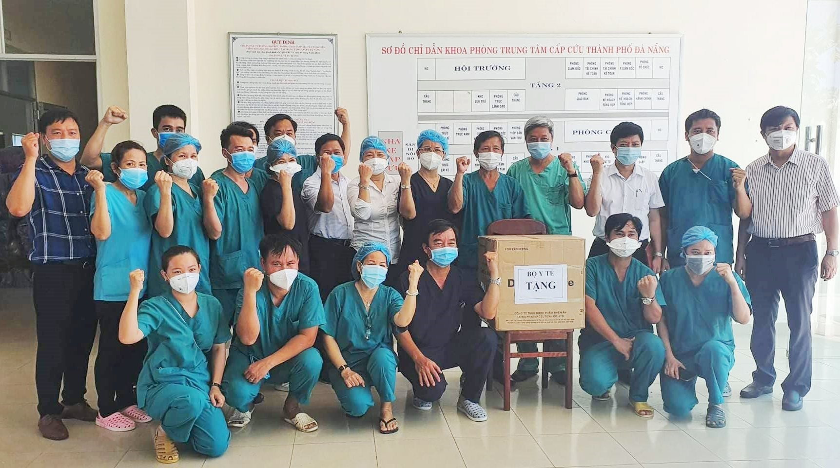 Thứ trưởng Nguyễn Trường Sơn trao tặng khẩu trang y tế và quần áo phòng hộ cho Trung tâm y tế 115 Đà Nẵng. Ảnh: BYT