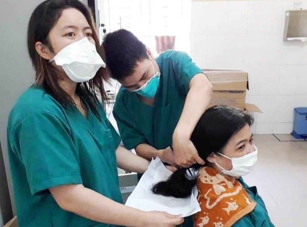 Cán bộ y tế Bệnh viện Phổi Đà Nẵng cắt đi mái tóc dài để bước vào cuộc chiến với dịch bệnh. Ảnh: Bệnh viện cung cấp