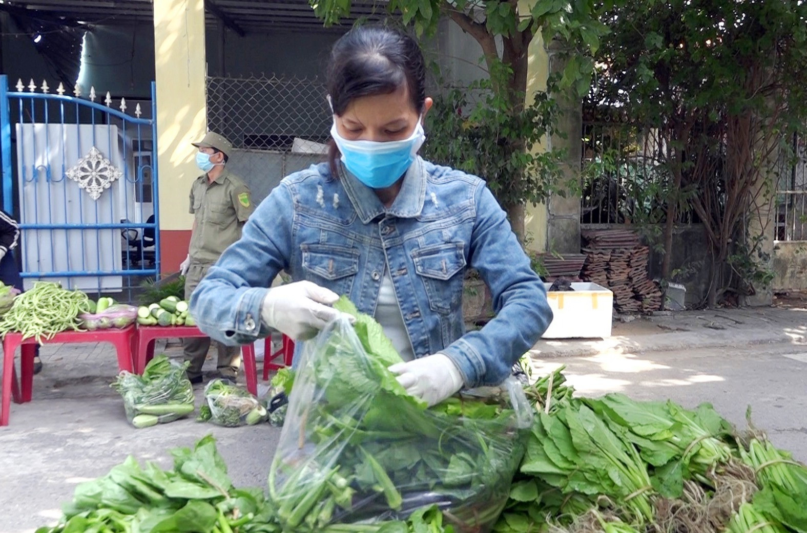 Các hội viên phụ nữ chuẩn bị rau xanh cho khu phong tỏa Lưu Minh.