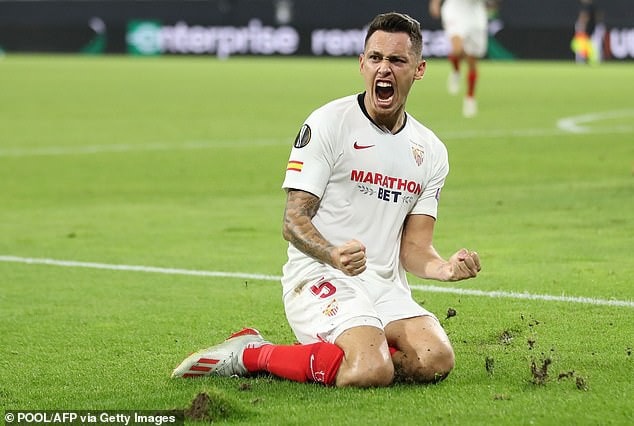 Ocampos ăn mừng sau khi ghi bàn giúp Sevilla vào bán kết Europa League. (Ảnh: Getty).