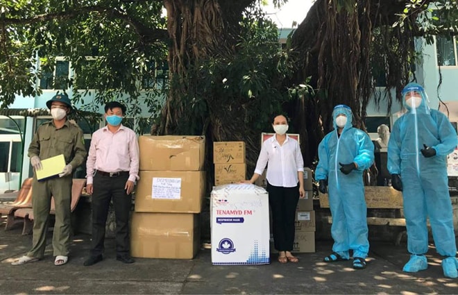 Các thành viên nhóm “Together We Share - Đà Nẵng” trao tặng hàng hóa hỗ trợ cho Bệnh viện đa khoa Quảng Nam vào tháng 8-2020 . Ảnh: Trang Facebook nhóm “Together We Share - Đà Nẵng”