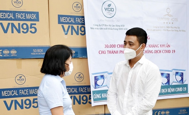 Bà Phạm Thị Kim Chi, Trưởng phòng Kế hoạch – Tài chính, Sở Y tế Đà Nẵng đón nhận những món quà tình nghĩa từ Công ty Cổ phần Bảo hộ Lao động VCD và Công ty TNHH & TMDV Thái Phú Tài tại TP. Đà Nẵng.