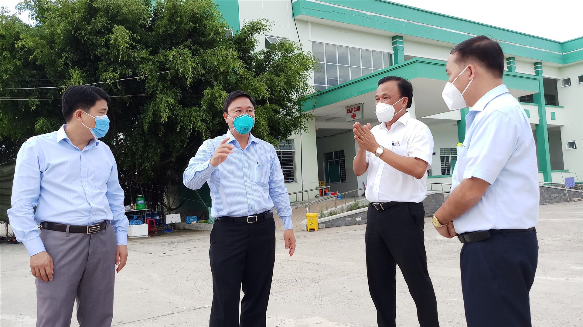 Chủ tịch UBND tỉnh Lê Trí Thanh (thứ 2 bên trái) kiểm tra công tác phòng chống dịch tại Phòng khám Đa khoa khu vực Điện Nam - Điện Ngọc. Ảnh: ALĂNG NGƯỚC