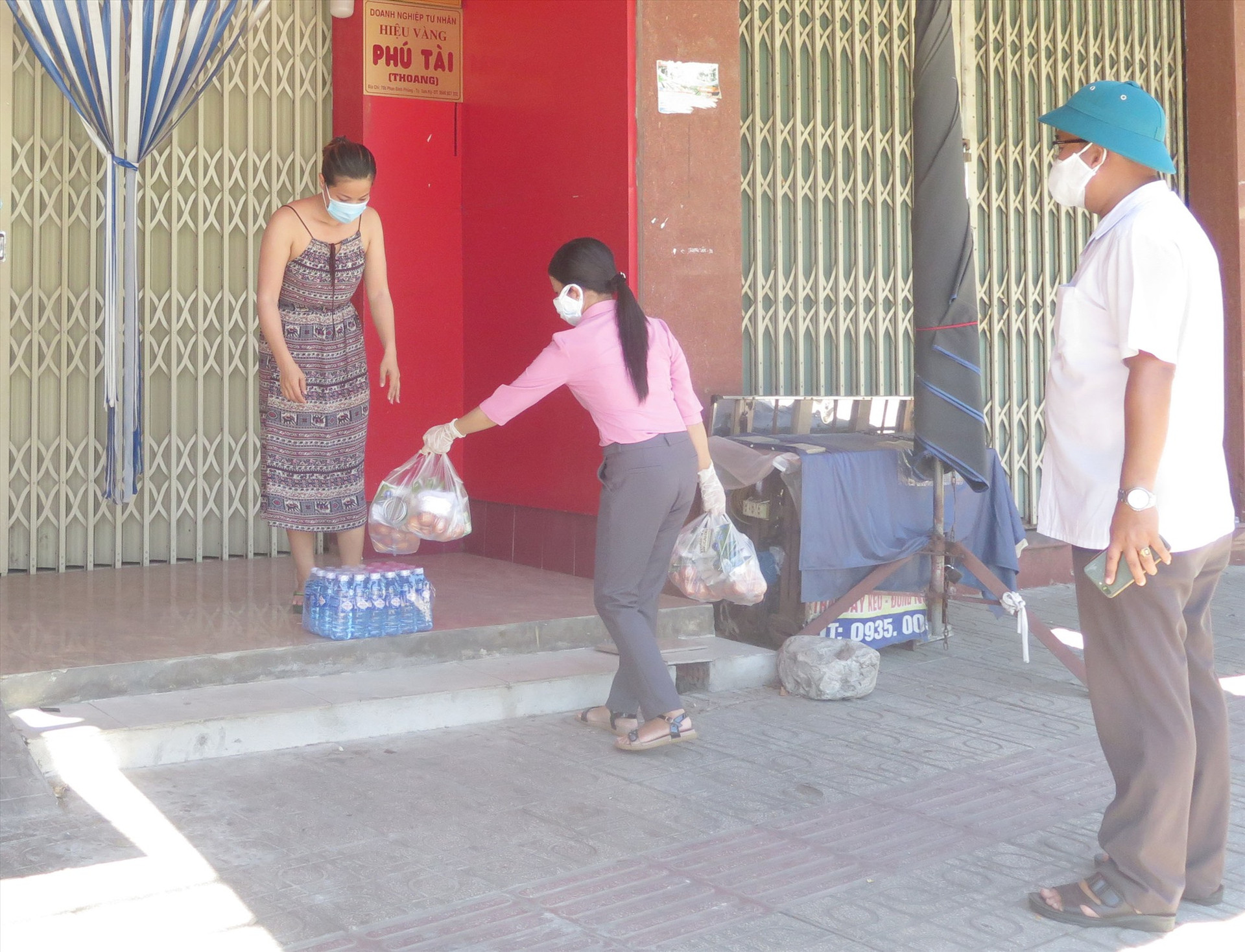 Tiếp tế thực phẩm cho người dân tại khu vực phong tỏa ở phường Phước Hòa , TP.Tam Kỳ. Ảnh: X.H