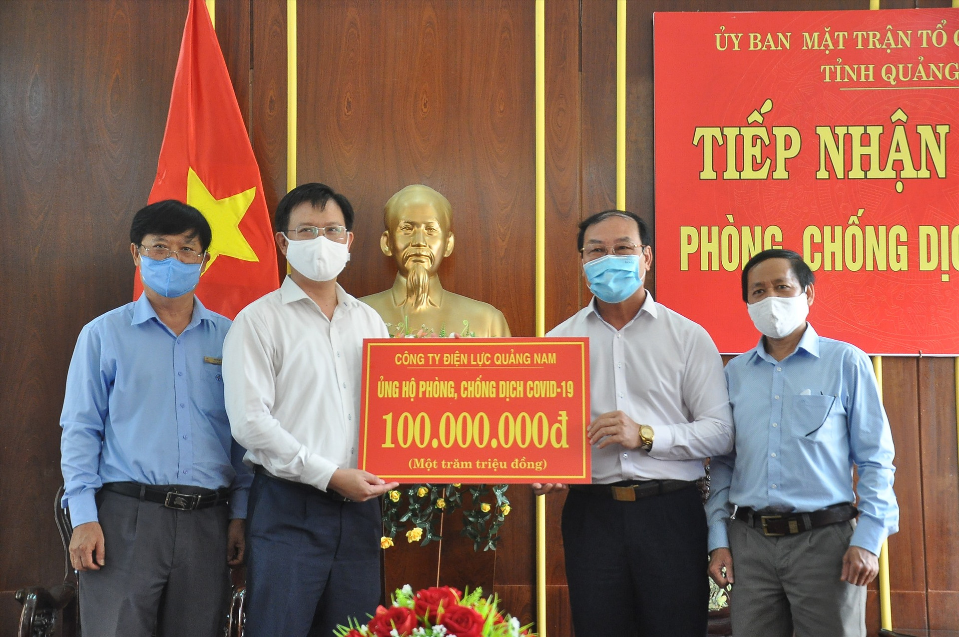 Công ty Điện lực Quảng Nam ủng hộ 100 triệu đồng. Ảnh: VINH ANH