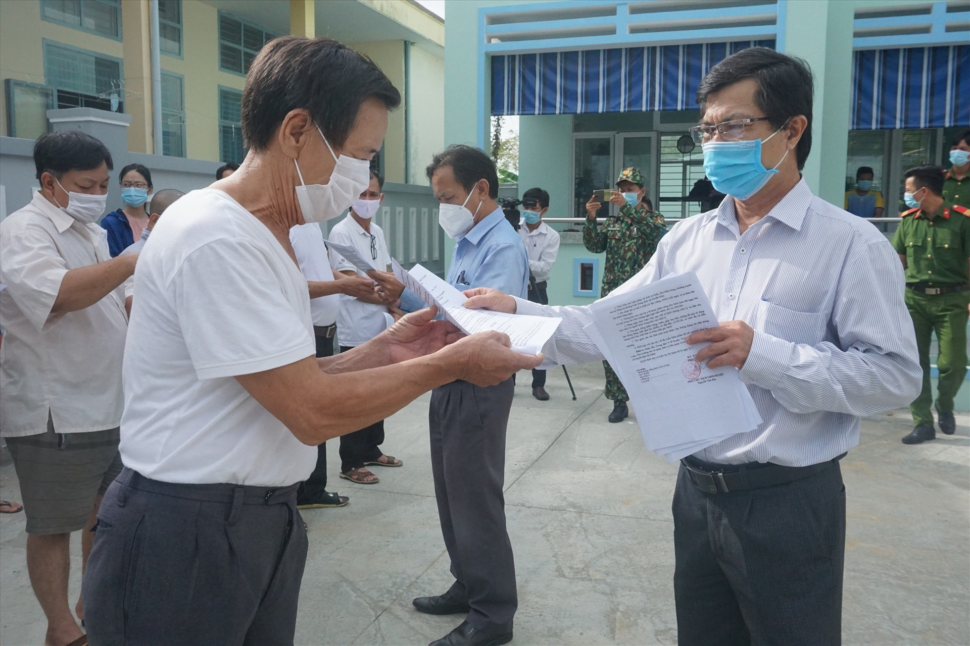 Ban Chỉ đạo phòng chống dịch bệnh Covid-19 huyện Thăng Bình trao quyết định cho công dân hoàn thành cách ly. Ảnh: B.T