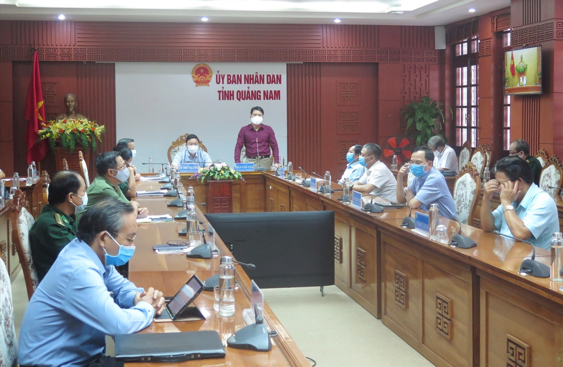 Phó Chủ tịch UBND tỉnh Trần Văn Tân báo cáo về tình hình phòng chống dịch bệnh tại Quảng Nam tại cuộc họp trực tuyến. Ảnh: X.H